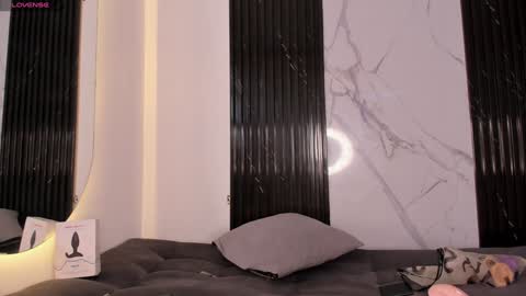 Snapshot of mia_ravenn chatting on 12/03/24, 09:01 Mia online show from 12/03/24, 09:01