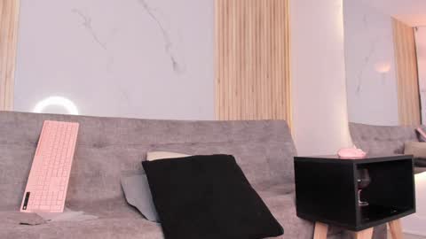 Snapshot of mia_ravenn chatting on 12/10/24, 12:50 Mia online show from 12/10/24, 12:50