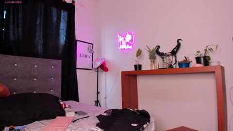 Snapshot of mia_ravenn chatting on 02/01/25, 10:02 Mia online show from 02/01/25, 10:02