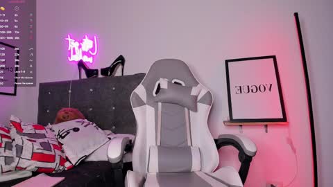 Snapshot of mia_ravenn chatting on 02/26/25, 10:42 Mia online show from 02/26/25, 10:42