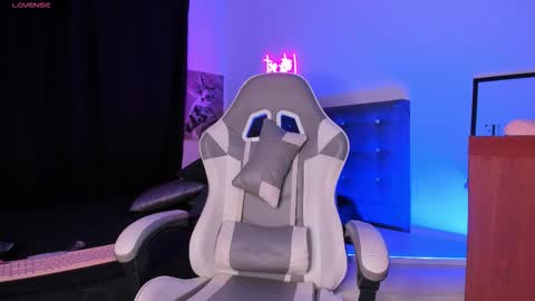 Snapshot of mia_ravenn chatting on 11/15/25, 04:54 Mia online show from 11/15/25, 04:54