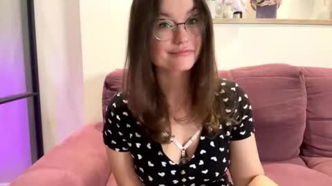 Snapshot of mia_shine_bright chatting on 09/26/25, 04:05 Mia online show from 09/26/25, 04:05