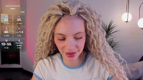 Snapshot of mia_silk chatting on 10/21/25, 06:14 Mia online show from 10/21/25, 06:14