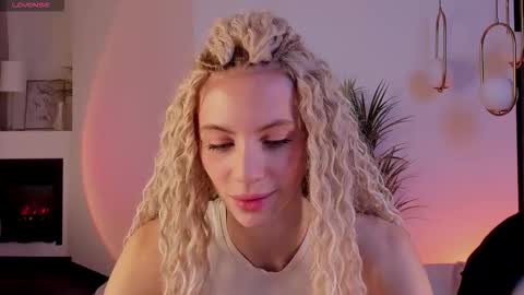 Snapshot of mia_silk chatting on 10/22/25, 06:24 Mia online show from 10/22/25, 06:24