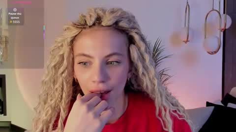 Snapshot of mia_silk chatting on 10/24/25, 06:10 Mia online show from 10/24/25, 06:10