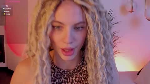 Snapshot of mia_silk chatting on 10/29/25, 06:37 Mia online show from 10/29/25, 06:37