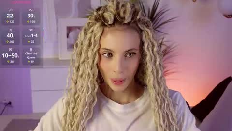 Snapshot of mia_silk chatting on 11/06/25, 06:25 Mia online show from 11/06/25, 06:25