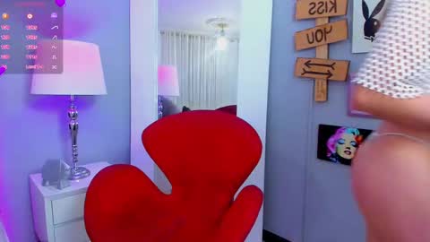 Snapshot of mia_skys chatting on 09/18/25, 12:07 Mia online show from 09/18/25, 12:07