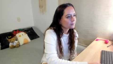 Snapshot of mia_xgray chatting on 12/21/24, 05:18 Mia   online show from 12/21/24, 05:18