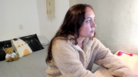 Snapshot of mia_xgray chatting on 02/08/25, 07:05 Mia   online show from 02/08/25, 07:05