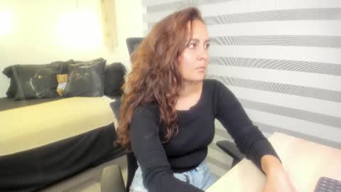 Snapshot of mia_xgray chatting on 10/14/25, 11:05 Mia   online show from 10/14/25, 11:05