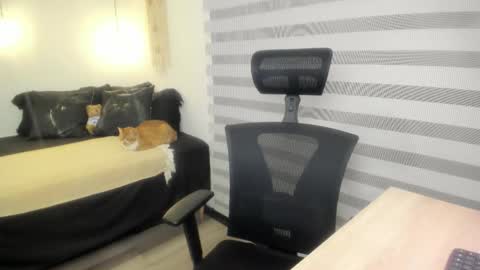 Snapshot of mia_xgray chatting on 10/17/25, 10:12 Mia   online show from 10/17/25, 10:12