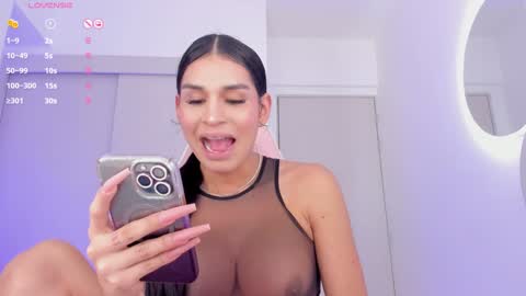 Snapshot of mia_yourmommy chatting on 12/17/24, 09:17 online show from 12/17/24, 09:17