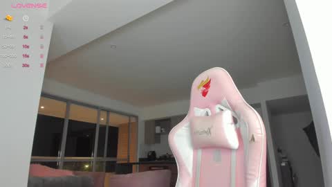 Snapshot of mia_yourmommy chatting on 01/22/25, 07:03 online show from 01/22/25, 07:03