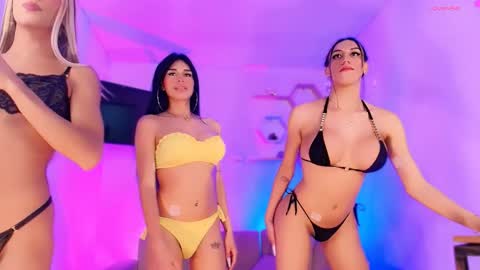 Snapshot of mia_yourmommy chatting on 01/28/25, 03:04 online show from 01/28/25, 03:04