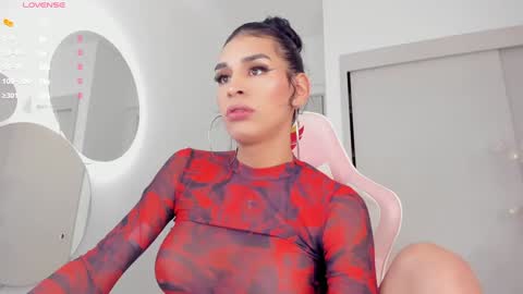 Snapshot of mia_yourmommy chatting on 02/05/25, 06:56 online show from 02/05/25, 06:56