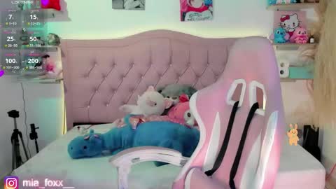 Snapshot of miaa_foxx_ chatting on 11/13/25, 09:14 Mia online show from 11/13/25, 09:14