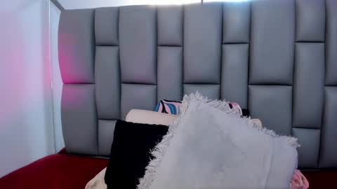 Mia online show from 03/11/25, 06:19