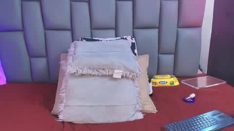 Mia online show from 09/16/25, 12:06