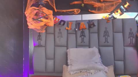 Mia online show from 11/01/25, 12:07