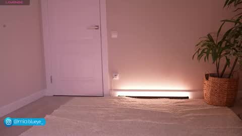 Snapshot of miablueye chatting on 10/25/25, 05:30 miablueye online show from 10/25/25, 05:30