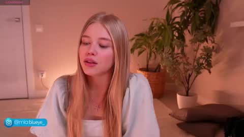 Snapshot of miablueye chatting on 11/20/25, 03:12 miablueye online show from 11/20/25, 03:12