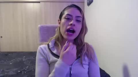 Snapshot of miacollings1 chatting on 11/22/25, 02:21 Miia online show from 11/22/25, 02:21