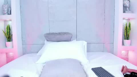 mia online show from 10/27/25, 05:50