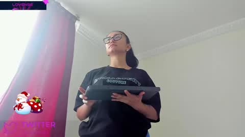 Snapshot of miagonzal chatting on 12/12/24, 05:48 Mia online show from 12/12/24, 05:48