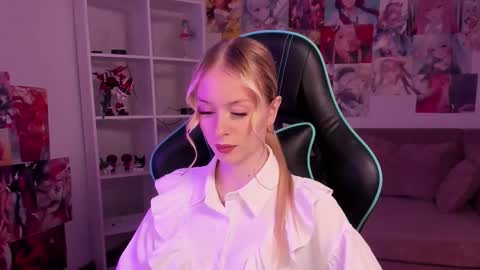 Mia online show from 09/17/25, 05:25