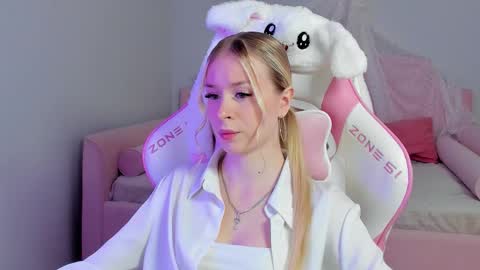 Mia online show from 09/20/25, 05:47