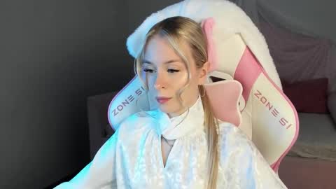 Mia online show from 10/14/25, 06:20