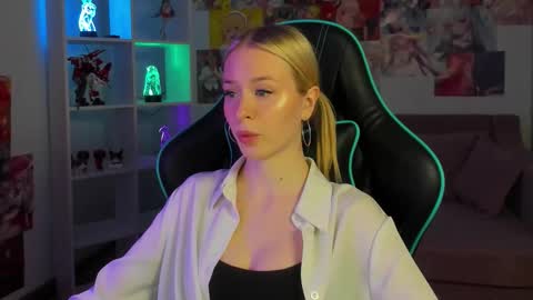 Mia online show from 10/24/25, 05:31