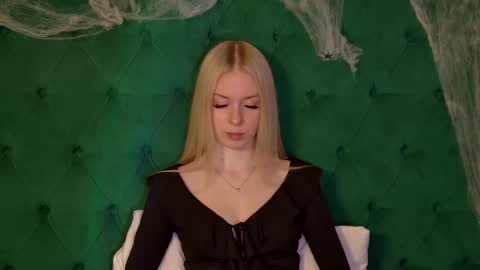 Mia online show from 11/05/25, 05:24