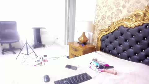 Snapshot of miamoxxy chatting on 10/22/25, 11:54 Mia online show from 10/22/25, 11:54