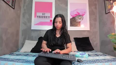 Mia online show from 10/27/25, 10:25