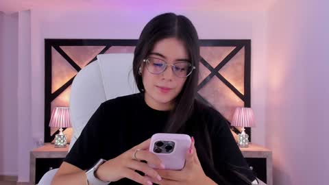 Snapshot of miasilverr chatting on 12/17/24, 10:11 Mia online show from 12/17/24, 10:11