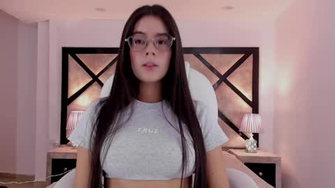 Snapshot of miasilverr chatting on 01/01/25, 08:15 Mia online show from 01/01/25, 08:15