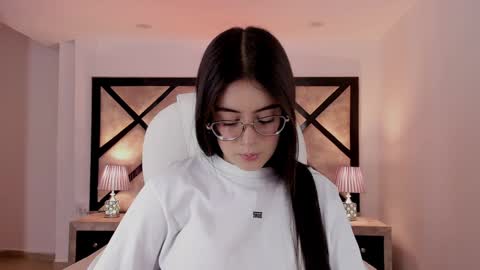 Snapshot of miasilverr chatting on 01/28/25, 09:19 Mia online show from 01/28/25, 09:19