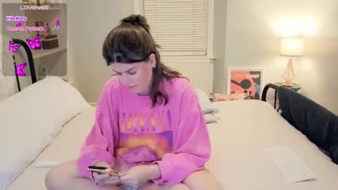 Snapshot of miawallace__ chatting on 10/23/25, 09:35 Mia online show from 10/23/25, 09:35