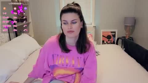 Snapshot of miawallace__ chatting on 10/24/25, 12:45 Mia online show from 10/24/25, 12:45