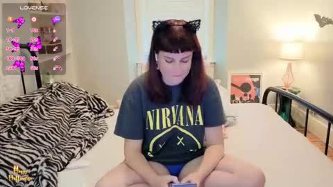 Snapshot of miawallace__ chatting on 10/28/25, 01:03 Mia online show from 10/28/25, 01:03