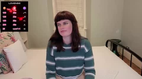 Snapshot of miawallace__ chatting on 11/30/25, 09:52 Mia online show from 11/30/25, 09:52