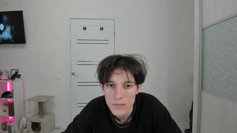 Snapshot of mickleloveu chatting on 12/01/25, 04:34 mickleloveu online show from 12/01/25, 04:34