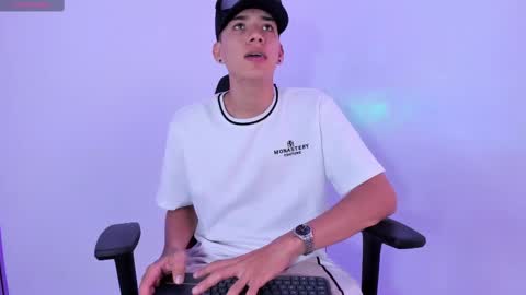 Snapshot of miguel_cagee chatting on 10/24/25, 10:39 miguel_cagee online show from 10/24/25, 10:39