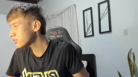 Snapshot of miguel_hz chatting on 02/15/25, 10:42 Miguel Hernandez online show from 02/15/25, 10:42