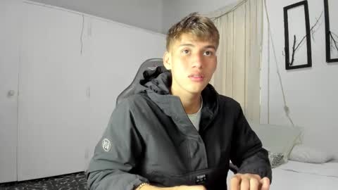 Snapshot of miguel_hz chatting on 03/07/25, 08:55 Miguel Hernandez online show from 03/07/25, 08:55