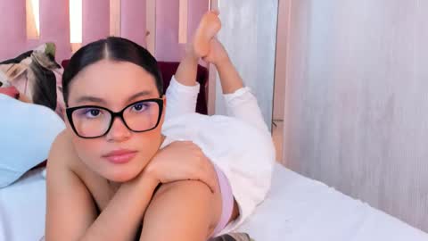 Mia  online show from 10/01/25, 10:21
