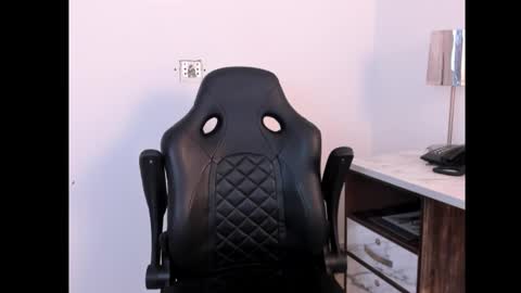 Mia  online show from 10/06/25, 10:23