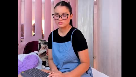 Mia  online show from 10/11/25, 10:47